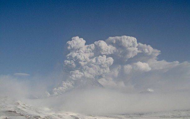 На Камчатке вулкан выбросил несколько столбов пепла