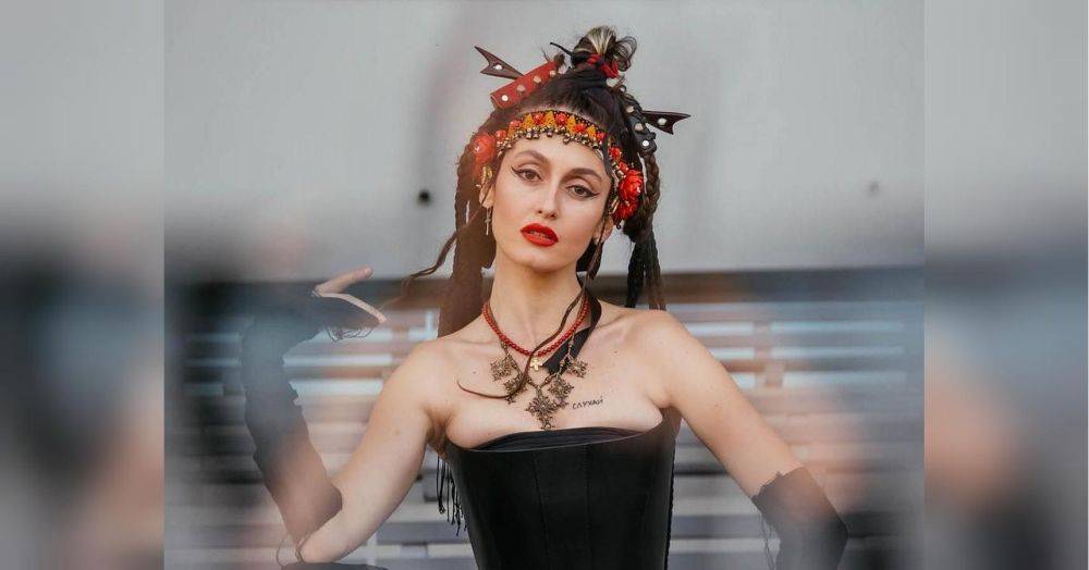 Украинская певица обнажила грудь ради сбора для военных