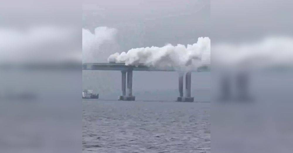 После пуска ракет: на Крымском мосту установили дымовую завесу (видео)