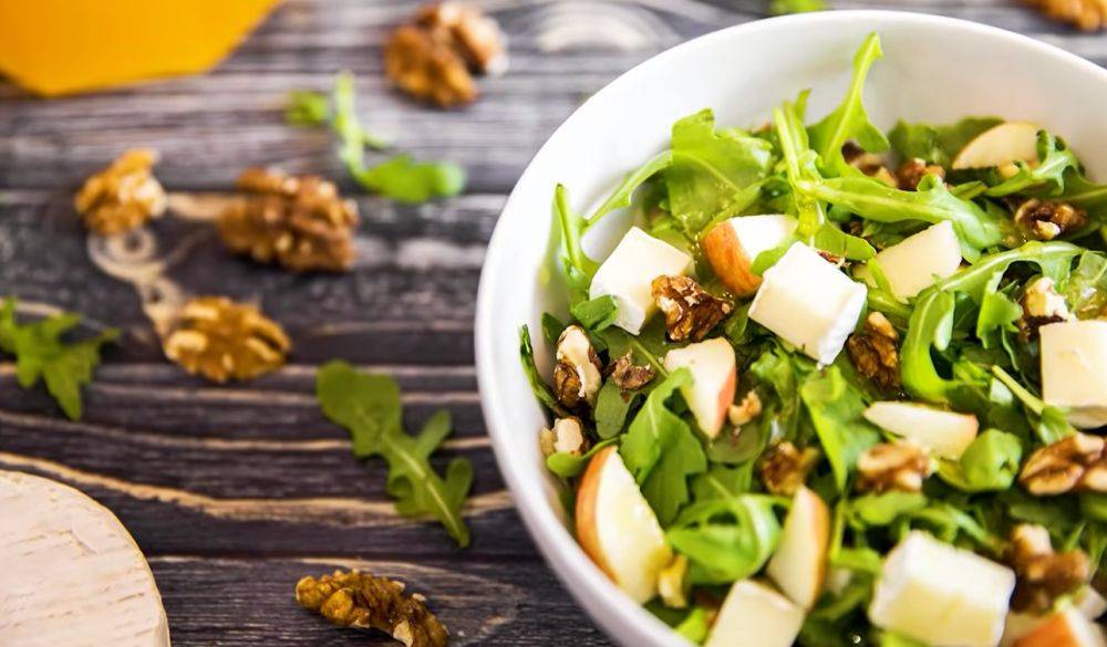 Содержит суточную норму витаминов: врачи поделились рецептом самого полезного салата