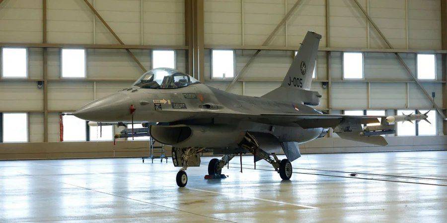 В Нидерландах назвали сроки отправки в Румынию остальных истребителей F-16 для обучения украинских военных