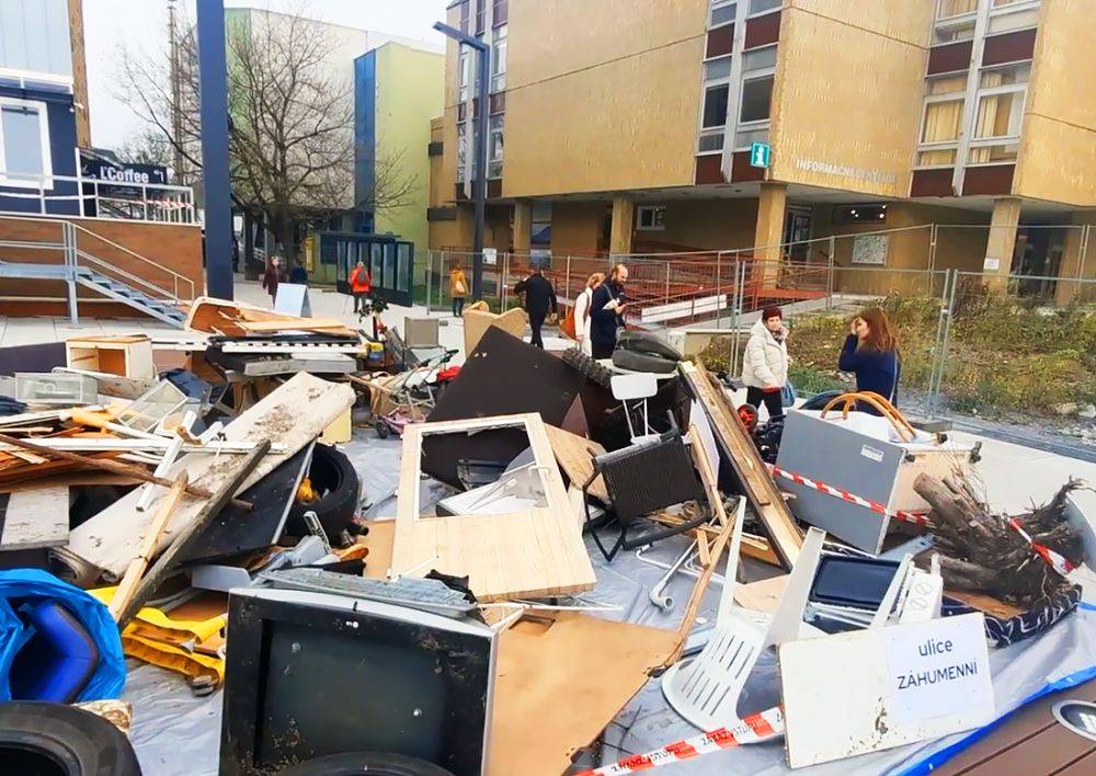 Чешский город выставил напоказ мусор, оставленный жителями возле контейнеров