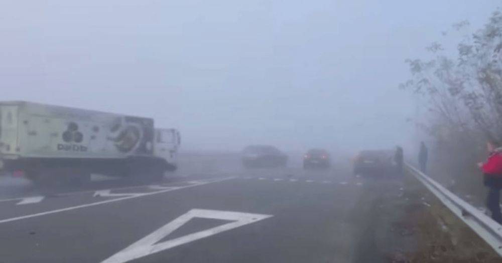 В Полтавской области из-за тумана произошло масштабное ДТП: столкнулись около 10 автомобилей, — соцсети (видео)