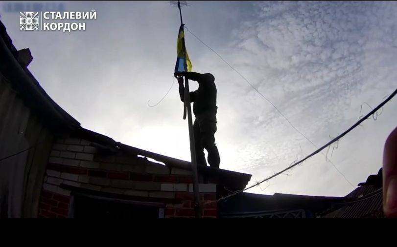 Украинский флаг подняли в поселке Тополи в «серой зоне» на Харьковщине (видео)