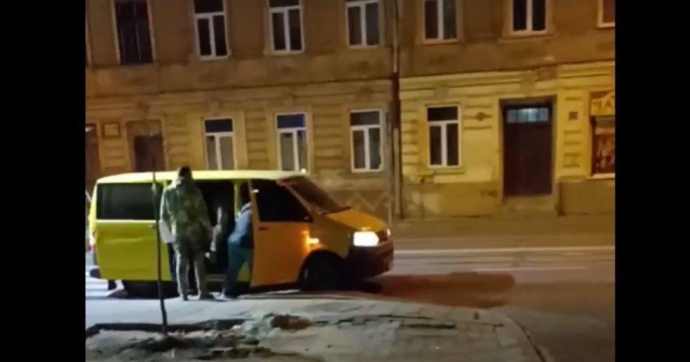 Во Львовском ТЦК пообещали наказать военкомов, которые "паковали" в автобус гражданских (видео)