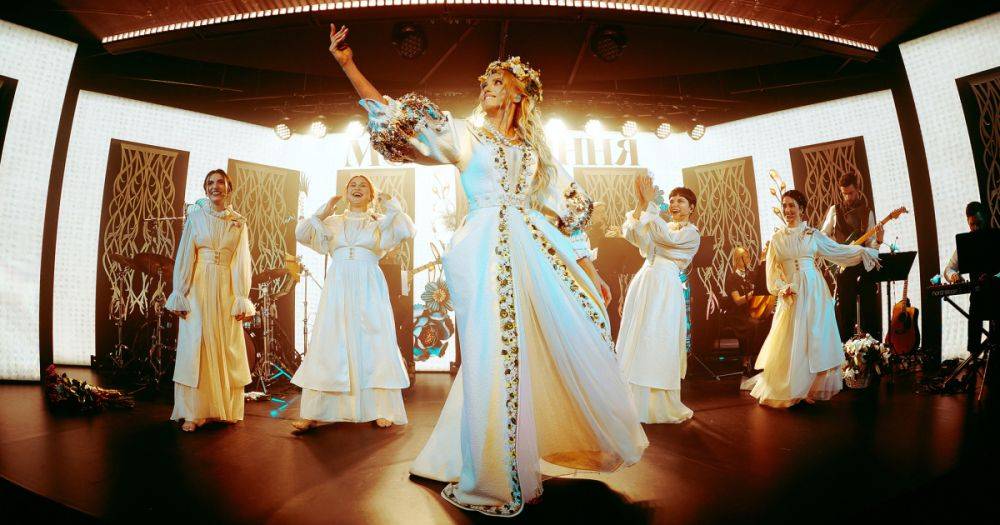 Невеста и воительница: Оля Полякова показала яркие образы на концерте в Киеве (фоторепортаж)