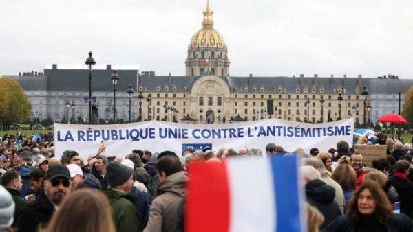 Марш против антисемитизма в Париже перемешал политическую колоду Франции
