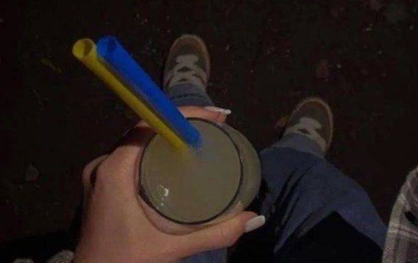 Жительницу Крыма заставили извиняться за желто-голубые трубочки для коктейлей
