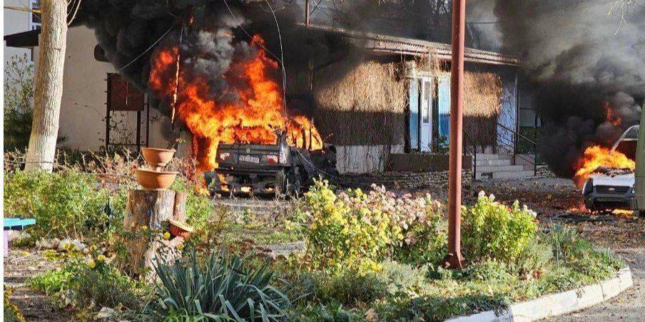 Оккупанты обстреляли больницу в Херсоне, уничтожен автомобиль скорой — ОВА