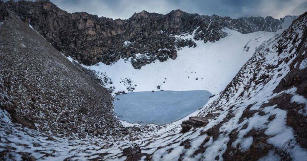 Жуткая тайна Гималаев: ученые объяснили, как сотни людей оказались в Озере Скелетов