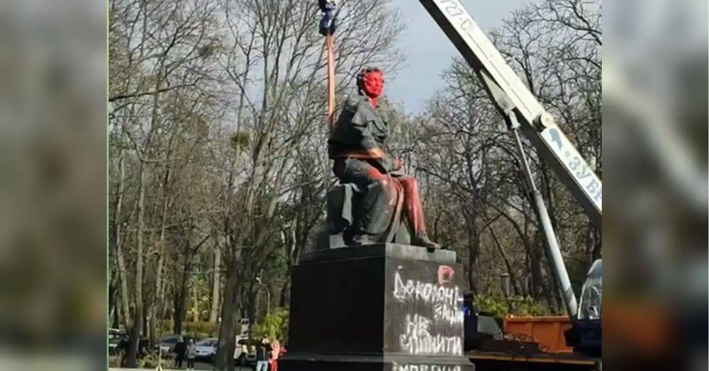Пушкин — все: в Киеве таки убрали скандальный памятник (видео)