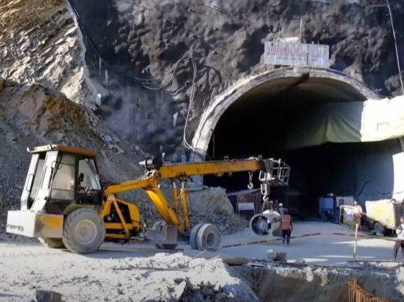 В Индии до сих пор под завалами 40 рабочих в тоннеле в Гималаях: для спасения попробуют новую машину