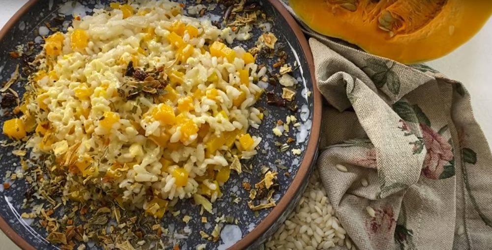 "Король осеннего стола": рецепт сытного риса с тыквой и копчеными колбасками