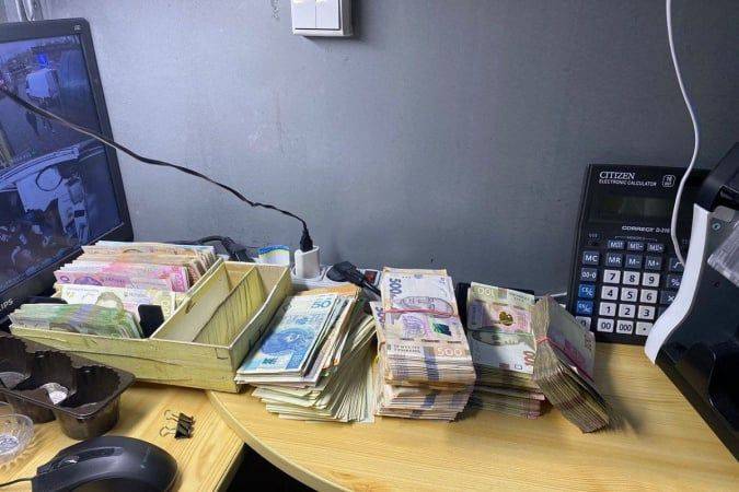 В Киеве разоблачили фиктивные обменники, в которых продавали фальшивые доллары (фото)