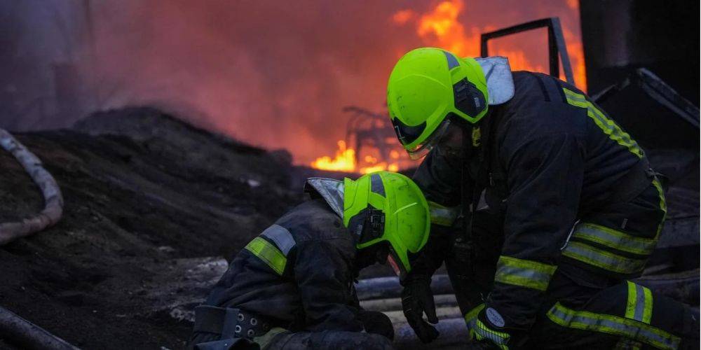 Спасатели показали фото последствий удара по объекту энергетики в Одесской области
