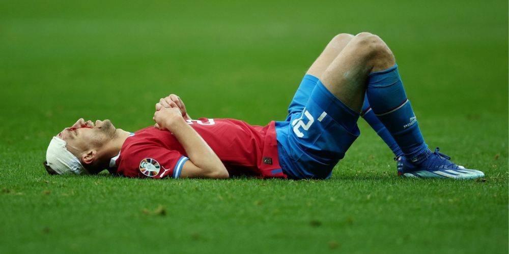 Ударили ногой в лицо. Футболист сборной Чехии получил жуткую травму, но отказался уйти с поля — видео