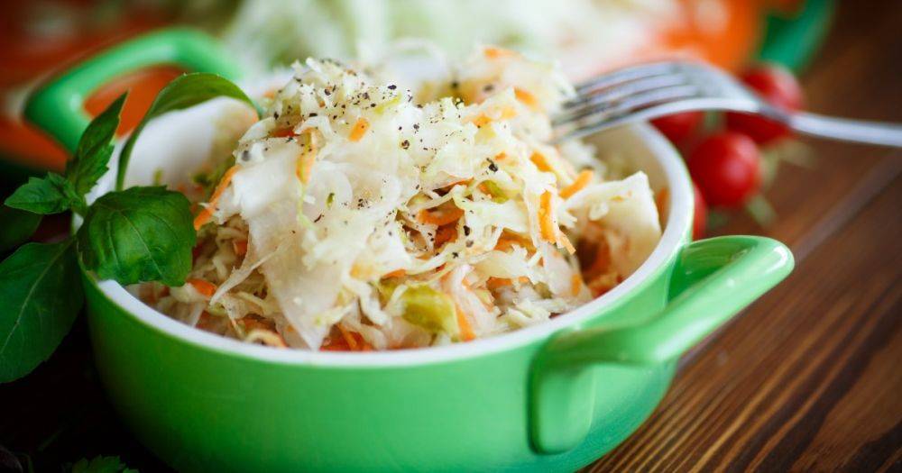Легкий и свежий: как приготовить капустный салат с оригинальной заправкой