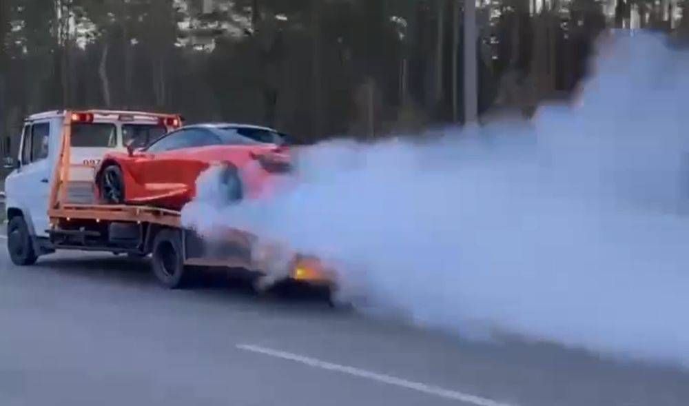 McLaren загорелся на эвакуаторе в Киеве - видео
