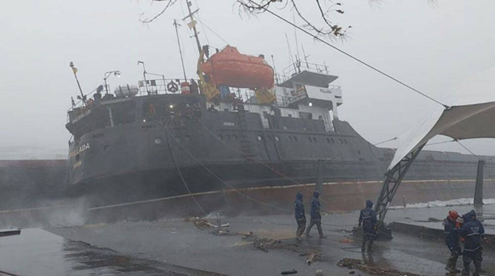 Гражданское судно разломилось пополам у берегов Турции – видео