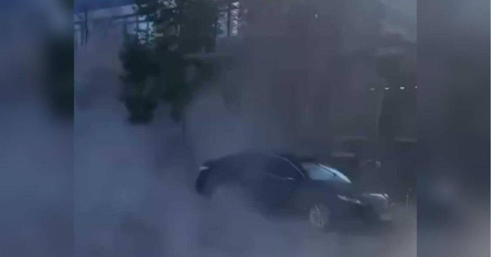 Прорыв теплотрассы в центре Киева: улицу залило кипятком (видео)