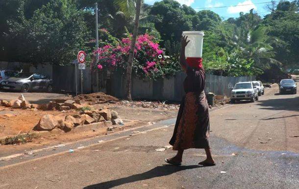 На французском острове у берегов Африки заканчивается питьевая вода