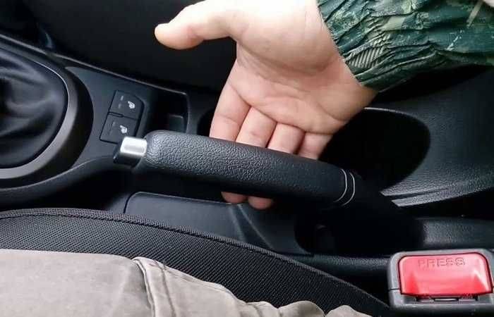 Можно ли ставить авто на ручной тормоз в мороз - советы водителям