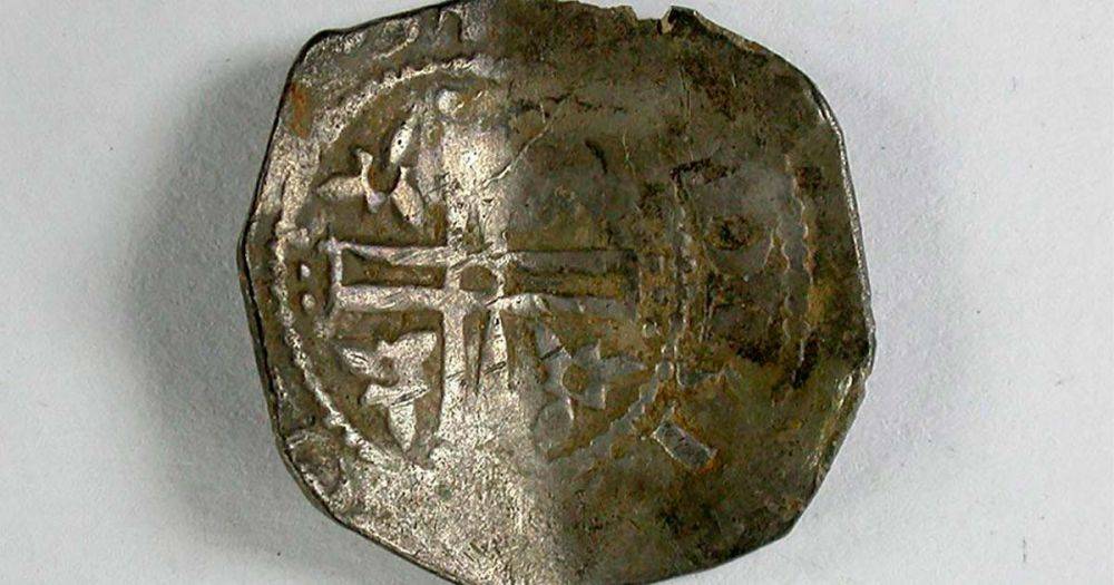 В Британии нашли коллекцию редких монет 12 века – как выглядит находка