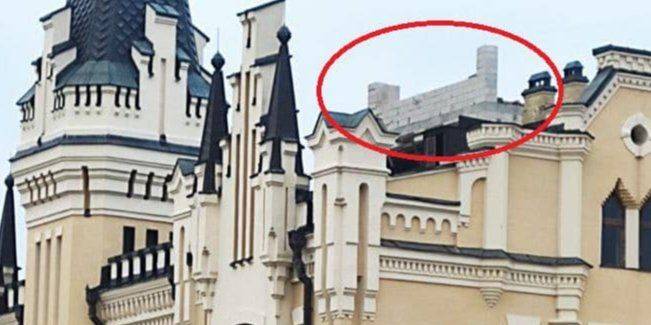 В историческом центре Киеве на Замке Ричарда начали возводить незаконную надстройку — фото