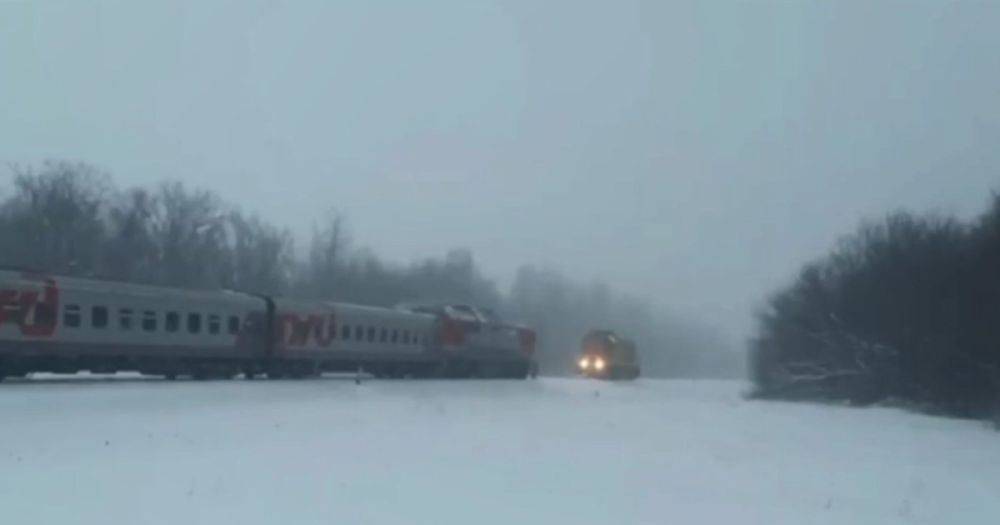 "Лоб в лоб": в РФ пассажирский поезд врезался в маневровый локомотив, есть пострадавшие (фото)