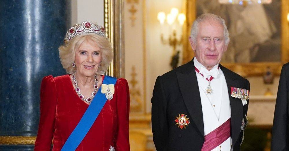 Леди в красном: королева Камилла в ослепительном образе появилась на приеме во дворце