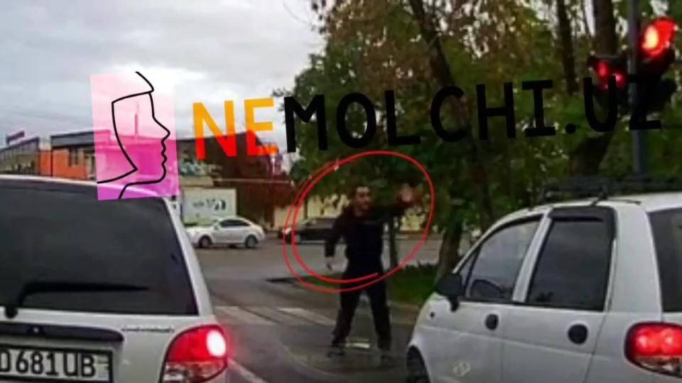 В Ташкенте средь бела дня неадекватный мужчина домогался девушки. Видео