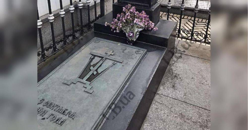 В сети разгорелся скандал вокруг букета цветов на могиле Столыпина в Киево-Печерской лавре: что произошло (фото)