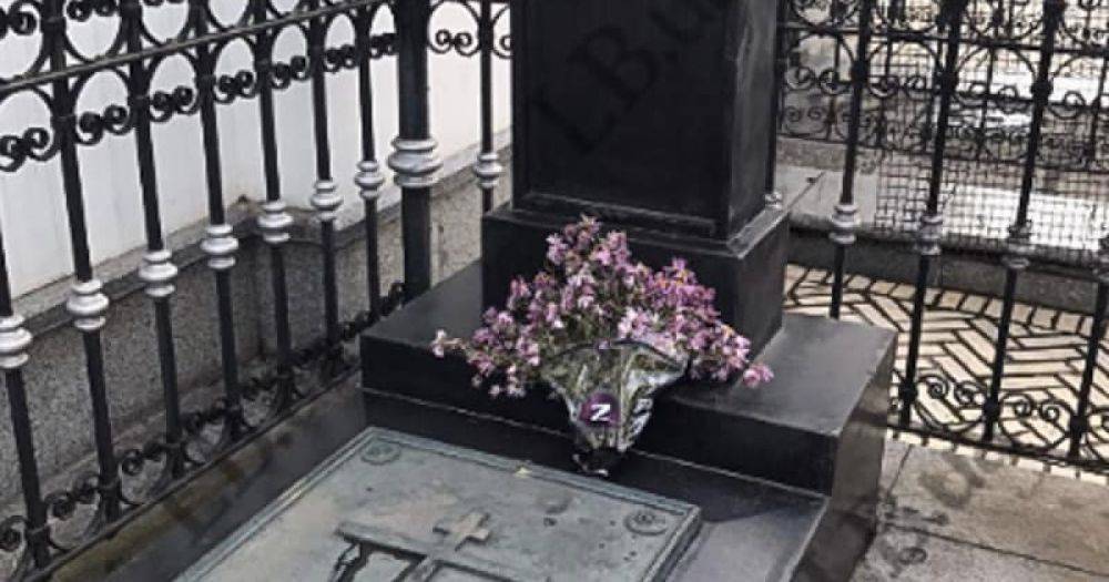 "Черти все не успокоятся": в сети возник скандал из-за цветов на могиле в Лавре (фото)