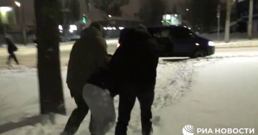 В силиконовой маске собирался убить командира РФ: ФСБ задержала "украинского агента" (видео)