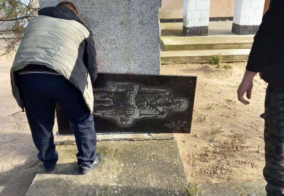 Голодомор в Украине – россияне снесли монумент жертвам СССР в Новой Каховке