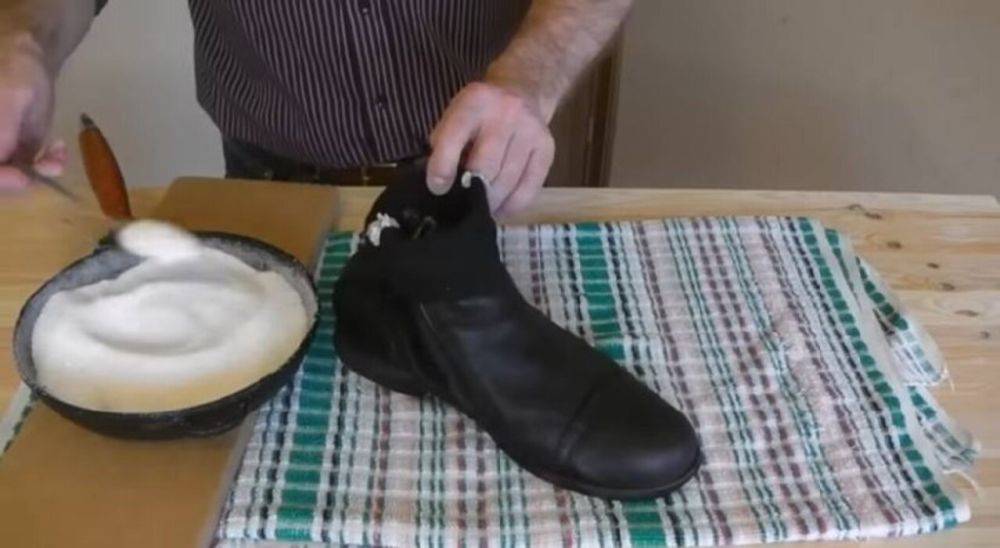 Как быстро высушить обувь зимой: выручит домашний продукт