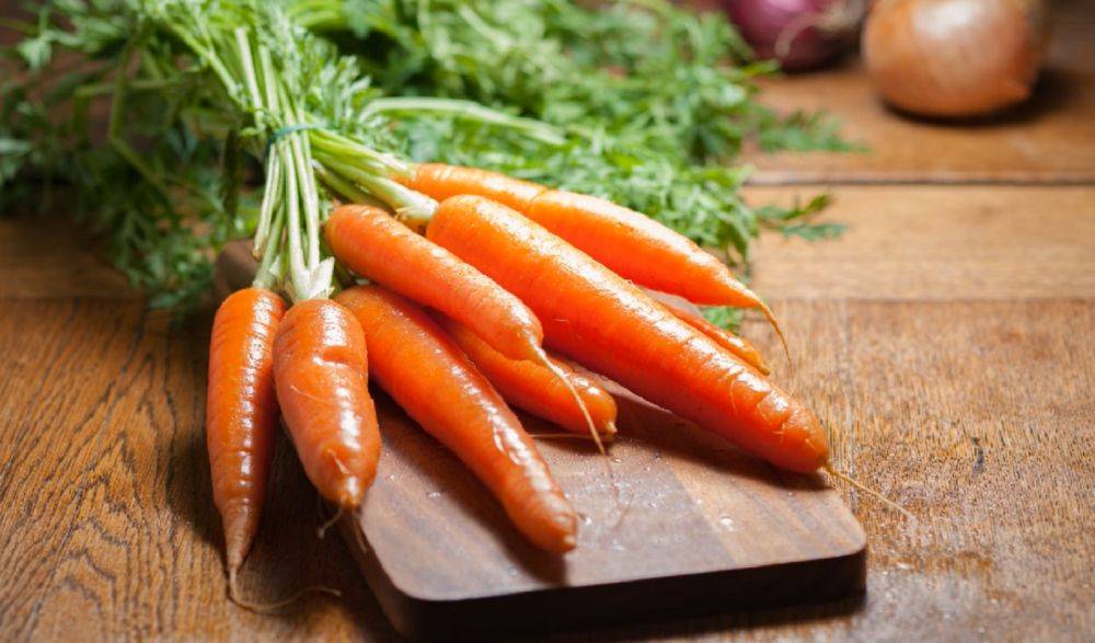 Мыть или не мыть? Нужно ли чистить морковь перед потреблением или достаточно просто вымыть