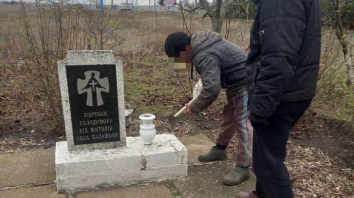 На оккупированной части Херсонщины сносят памятники жертвам Голодомора