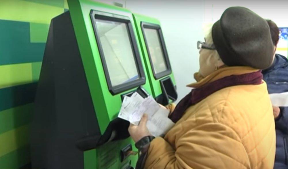 "ПриватБанк" ввел новые правила обмена старых и потертых долларов: за что теперь украинцам придется платить