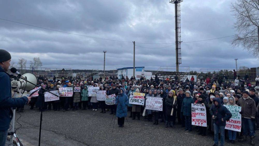 Сотни жителей алтайского села вышли на митинг против мусорного полигона