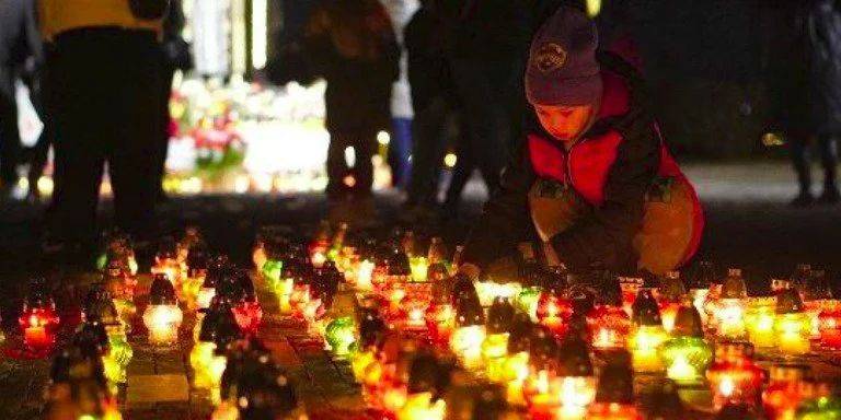 Трагическая страница в истории. В Киеве почтили память жертв Голодоморов — фоторепортаж