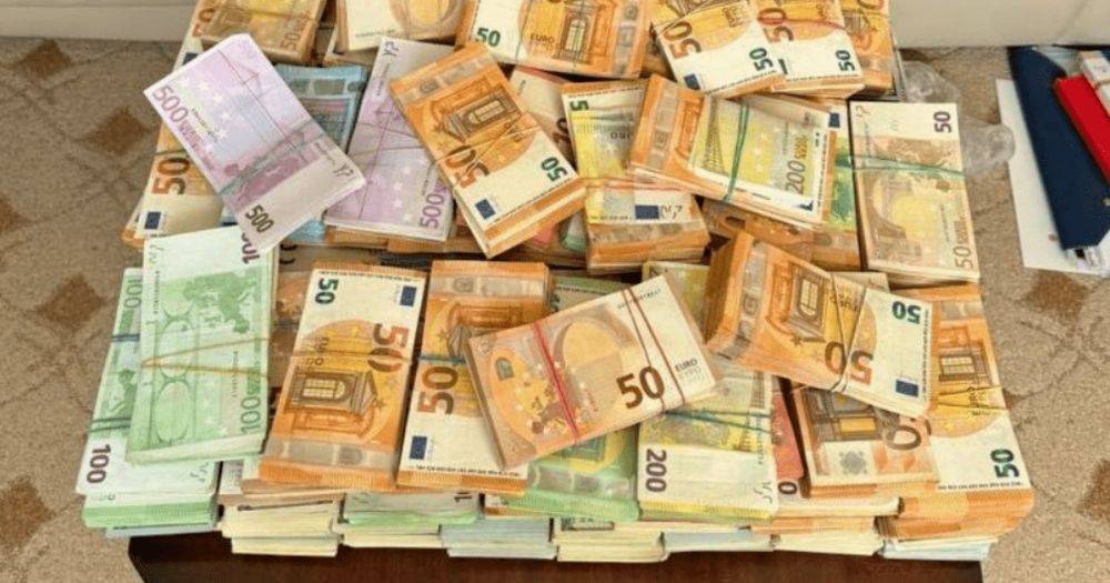 Держал миллионы в разной валюте: в Ровенской области депутата облсовета уличили в коррупции (фото)