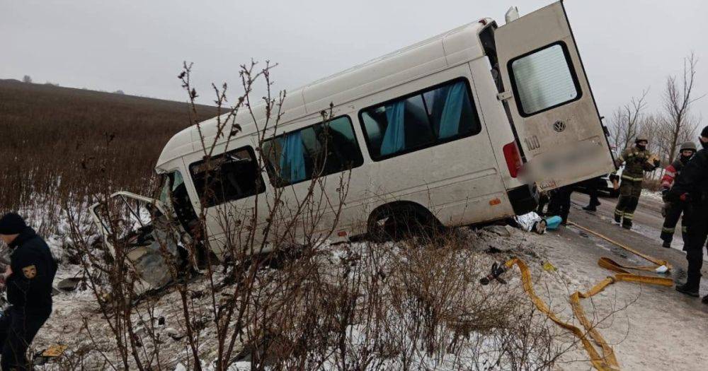 Один погибший, 18 получили травмы: в Харьковской области автобус попал в ДТП (фото)