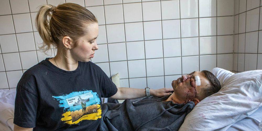 Раны хуже, чем в Руанде. Как опытные хирурги из Канады и США восстанавливают лица украинцев, искаженные войной — репортаж NV