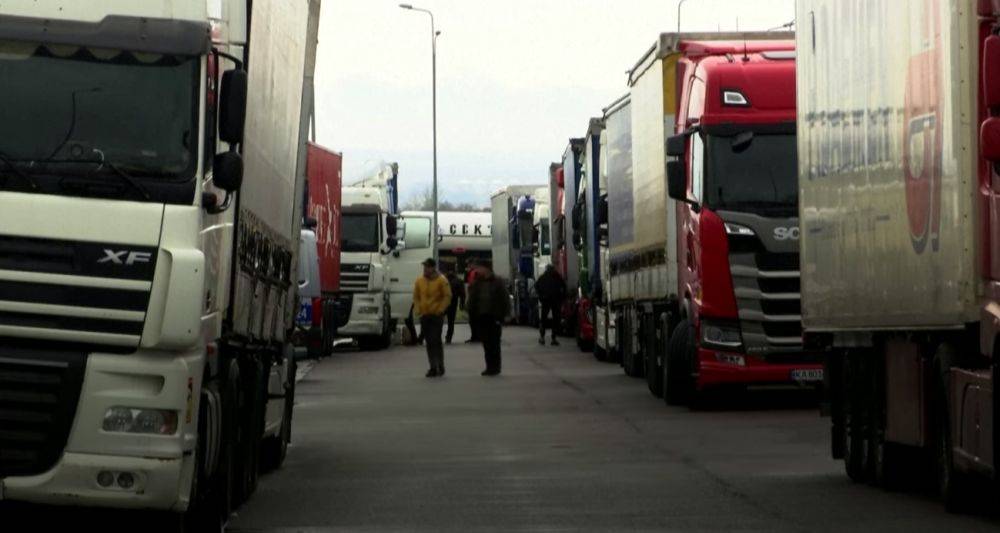 Ситуация сложная: украинцы массово едут на границу с Польшей, чтобы помочь застрявшим водителям