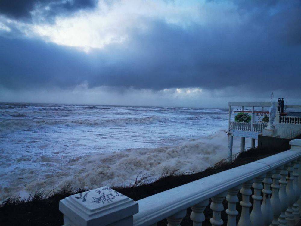 Непогода в Крыму 26 ноября - полуостров накрыл мощный шторм - фото и видео