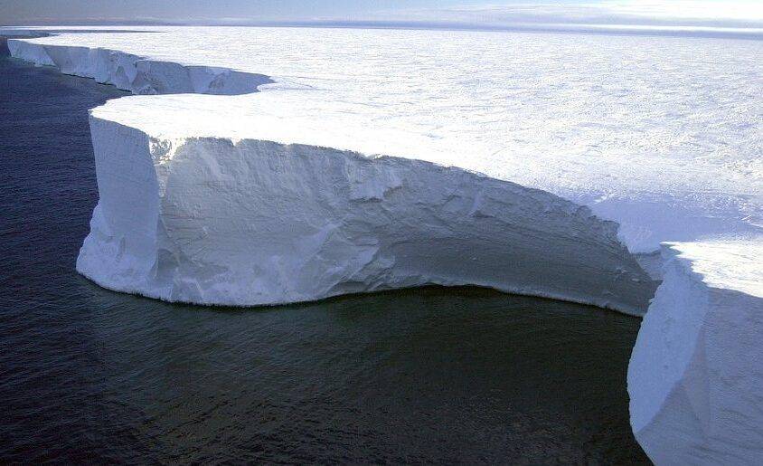 В Антарктике начал движение самый большой в мире айсберг