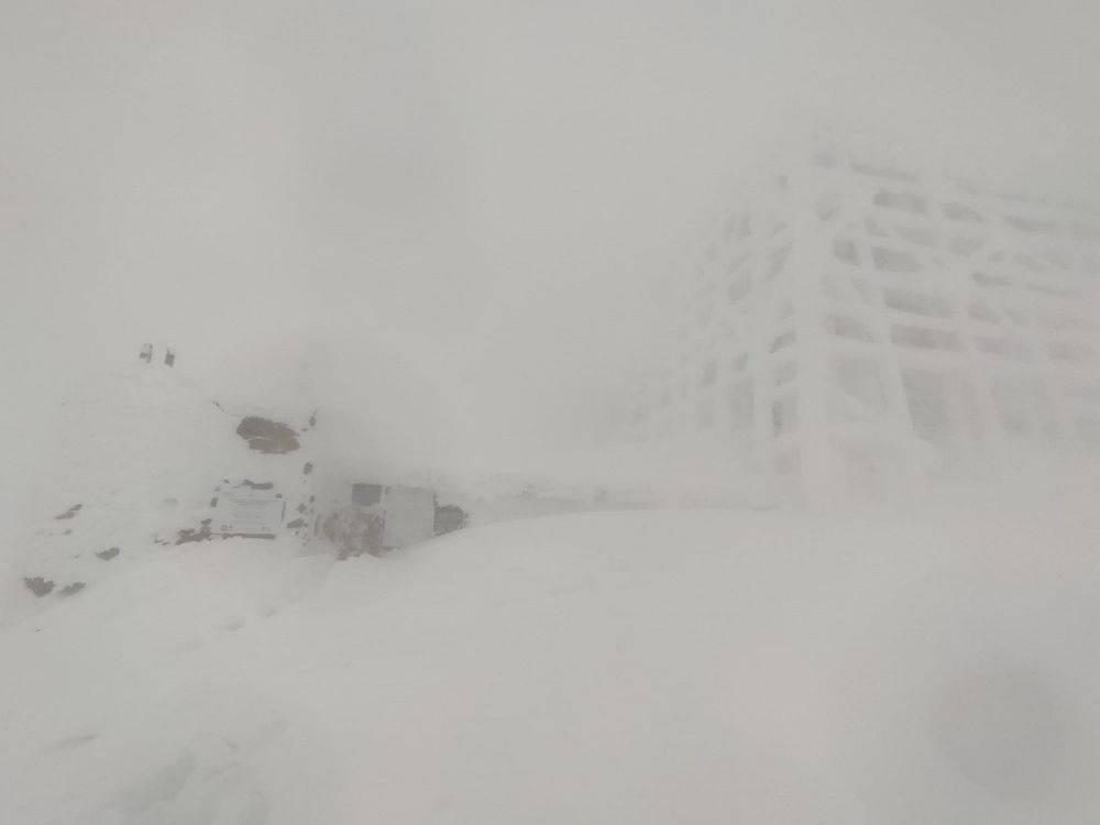 Погода в Украине - в Карпатах ударил мороз -18 и началась буря - фото