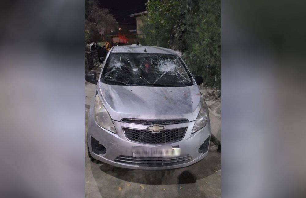 Группа скандалистов напала на инспектора в Самарканде, повредив его автомобиль