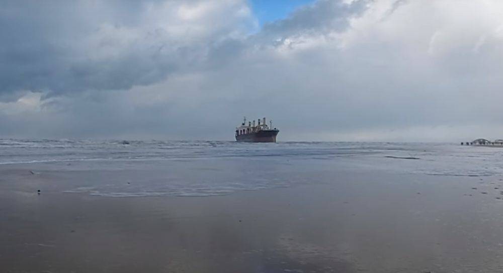 Прям как корабль-призрак: в Черном море мощный шторм выбросил на мель гигантское судно. Фото